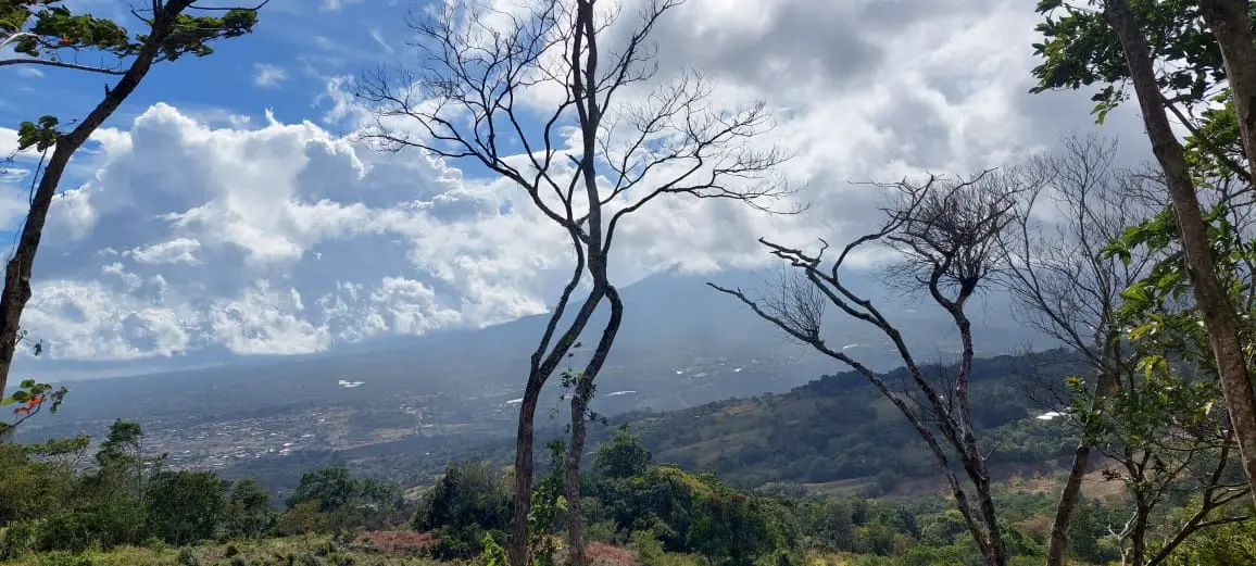 A framed view across a green Chiriquí valley
