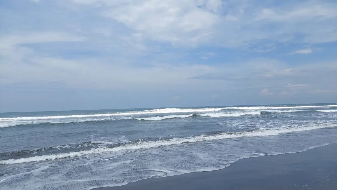 Open Pacific shoreline and rolling waves in Panama